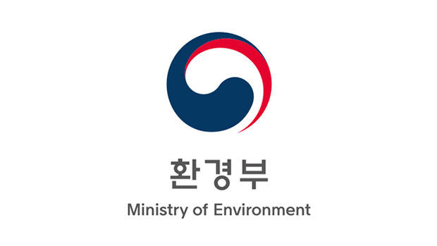 환경부 로고. 환경부가 환경책임보험 의무화에 따라 민간 손해보험사들로부터 자금을 받아 설립한 환경책임보험사업단의 초대 단장 인선을 두고 빈축을 사고 있다. 일각에서는 퇴직한 자기 식구 자리 만들기란 지적과 인선과정에서의 불공정성 시비마저 제기되고 있다.