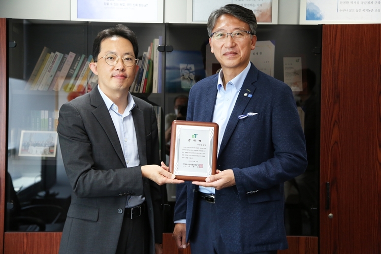 한국농수산식품유통공사가 유유제약에 전달한 감사패 전달식에서 유유제약 천경석 상무(왼쪽)와 한국농수산식품유통공사 오정규 이사가 기념촬영을 하고 있다.(사진=유유제약)