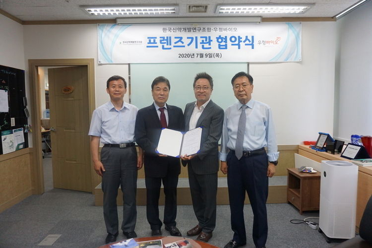 (왼쪽부터) 한국신약개발연구조합 여재천 사무국장, 김동연 이사장, 우정바이오 천병년 대표, 이종욱 회장(사진=한국신약개발연구조합)