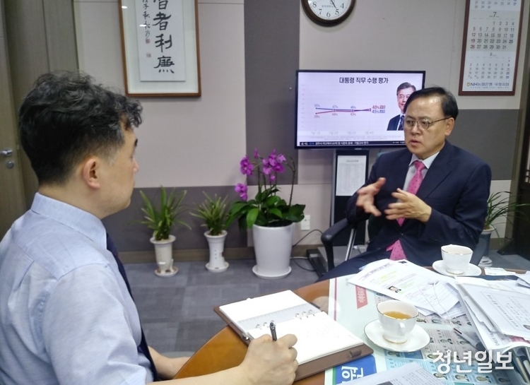 이명수 의원이 본지 기자에게 청년정책의 지향점에 관해 이야기 하고 있다