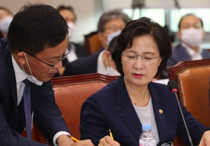 추미애 법무부 장관이 27일 오후 열린 국회 법사위 전체회의에서 답변준비를 하고 있다