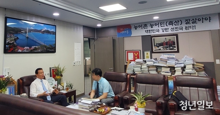 본지 기자에게 청년청 신설 관련 법안을 설명 중인 홍문표 의원(좌측)