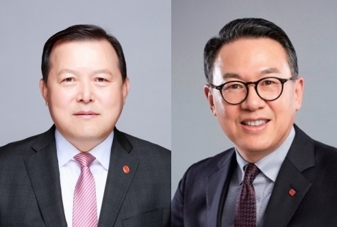 경영 일선에서 물러나는 황각규 롯데지주 부회장(왼쪽)과 신임 부회장으로 선임된 이동우 롯데하이마트 대표