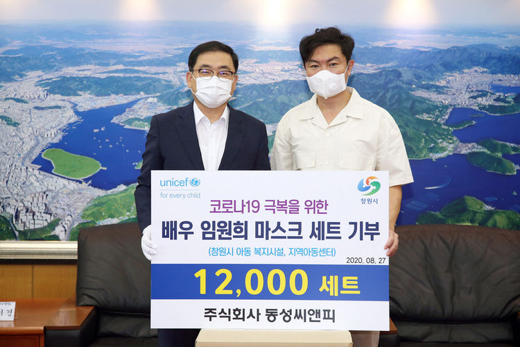 27일 창원시청에서 열린 마스크 전달식에 함께한 임원희(우측)와 창원시 허성무 시장(좌측) (사진=유니세프한국위원회