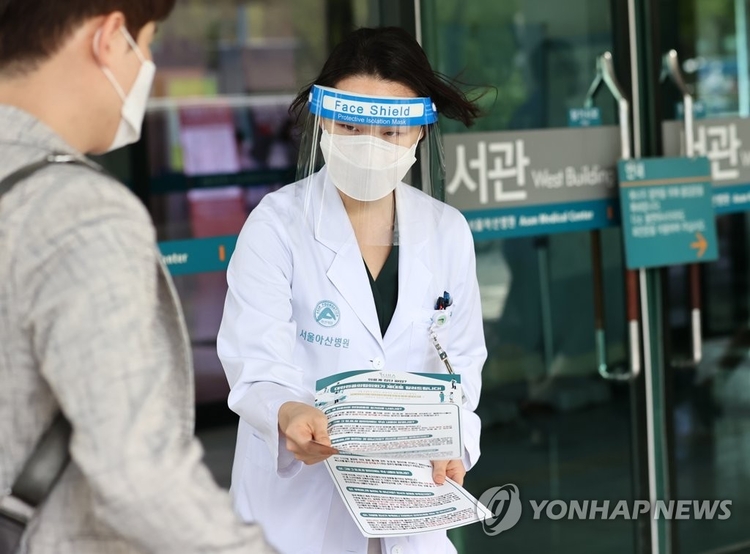 휴진 관련 홍보물 나눠주는 전공의(사진=연합뉴스)