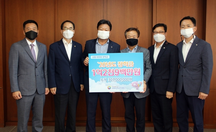 신협중앙회관에서 진행된 직장신협 내 취약계층을 위한 장학금 전달식 사진2(왼쪽부터 한남대학교신협 이상인 전무, 신협중앙회 신협행복나눔부문 김성주 부문장, 신협사회공헌재단 박영범 상임이사, 한남대학교신협 배정열 이사장, 신협중앙회 대전충남지역본부 손재완 지역본부장, 신협중앙회 사회공헌실 이경범 실장)