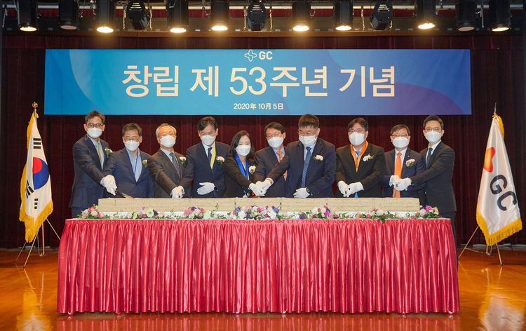 GC(녹십자홀딩스) 허일섭 회장(오른쪽에서 다섯 번째)과 임직원들이 GC녹십자 창립 53주년 기념식을 갖고 축하 떡을 자르고 있다(사진=GC녹십자)