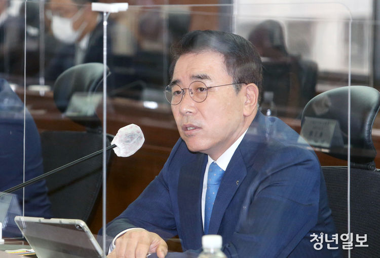 신한금융그룹(회장 조용병)은 6일 신한은행 대회의실에서 코로나19 위기 극복과 Post 코로나 시대 미래 준비를 위한 '2020년 하반기 이사회 워크숍'을 개최했다. 이날 워크숍에 참석한 신한금융그룹 조용병 회장이 발언을 하고 있다.
