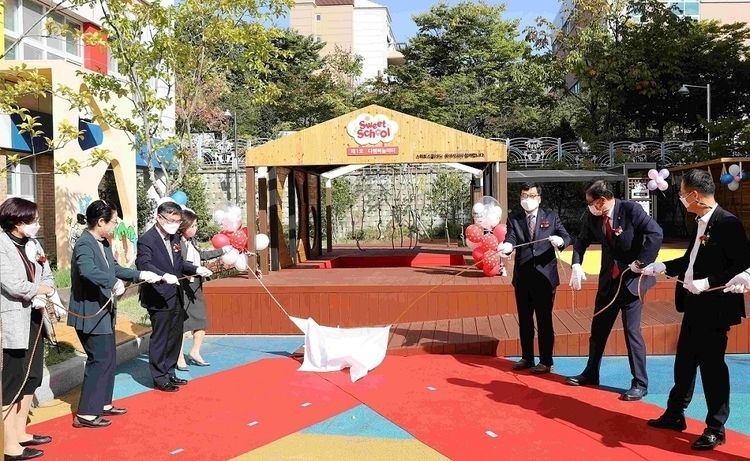 롯데제과는 부산 방곡초등학교에 스위스트쿨 1호를 조성했다.