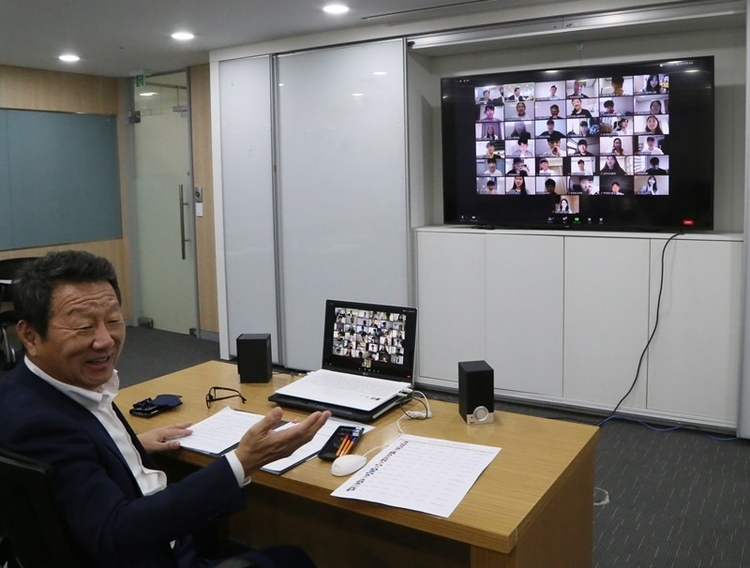 서울 남대문로에 위치한 OK금융그룹 본사 대회의실에서 열린 ‘5기 OK생활장학생’ 비대면 오리엔테이션(OT)에서 최윤 OK금융그룹 회장이 장학생들을 격려하고 있다. (사진=OK금융그룹)