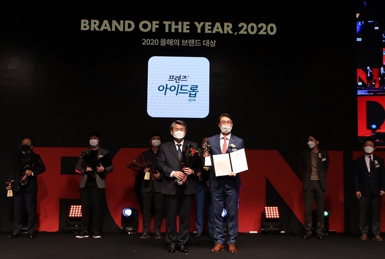 지난 12일 서울 신라호텔에서 열린 '2020 올해의 브랜드 대상' 시상식에서 전재호 한국소비자포럼 대표(앞줄 왼쪽)와 이용수 JW중외제약 의원약국사업본부장(앞줄 오른쪽)이 기념사진을 촬영하고 있다(사진=JW중외제약)