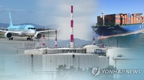 한국투자증권은 지난 22일 증권사 레포트를 통해 코로나19로 직격탄을 맞은 해운항공업계에 대해 진단했다. 보고서에 따르면 해운업계는 위기능력에 잘 대처하고 있는 항공업계는 수요 회복 기대감 속 생존의 기로에 서 있다고 분석했다. 이에 정부의 적극적인 지원방안이 절실하다고 지적했다.
