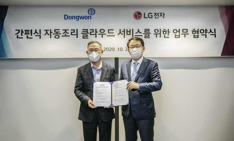 김재옥 동원F&B 대표이사(오른쪽)와 송대현 LG전자 H&A사업본부장 업무협약을 체결한 뒤 협약서를 들어보이고 있다. (사진=동원F&B)