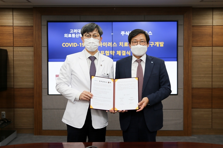 (왼쪽부터) 고려대학교 의료원산학협력단 김병조 단장, 휴온스 엄기안 대표(사진=휴온스)