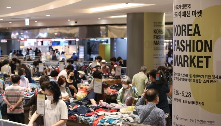 신종코로나바이러스 감염증 여파로 패션업계도 타격을 받은 가운데 올해 4분기가 코로나 극복의 분수령이 될 것으로 전망된다. 
