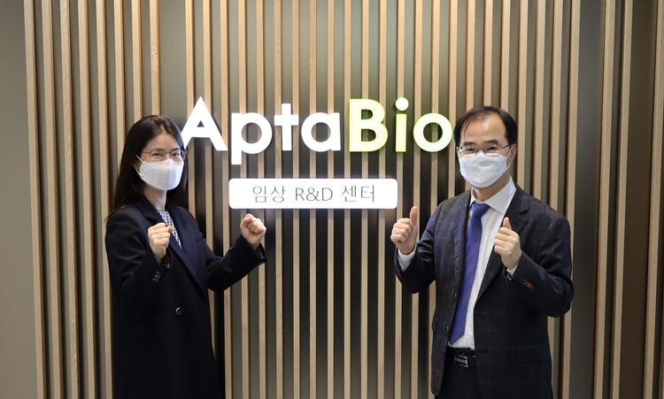 압타바이오 임상 전문 R&D 센터에서 이수진 대표이사(좌)와 문성환 사장이 기념촬영을 하고 있다(사진=압타바이오)