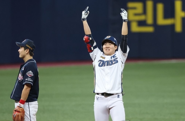 <strong>2타점 적시타 치고 기뻐하는 NC 박민우</strong>