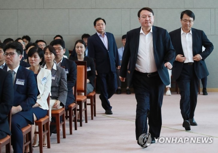 윤석열 검찰총장이 지난해 서울 서초구 대검찰청 대강당에서 열린 검사 전입신고식에 입장하고 있는 모습.