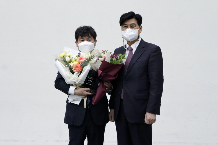 한국바이오켐제약 송원호 대표(왼쪽)와 이춘희 세종특별자치시장(사진=한국바이오켐제약)