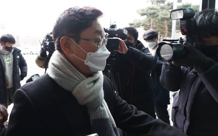 박범계 법무부 장관 후보자가 지난 11일 서초동 서울고검에 마련된 인사청문회 준비 사무실로 출근하고 있다.