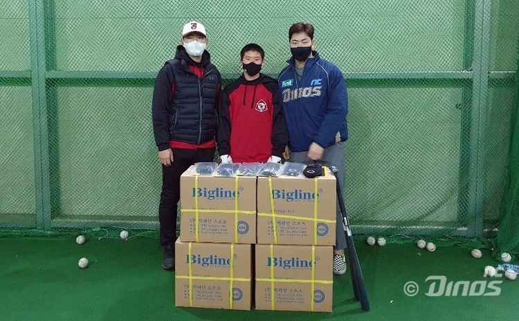 <strong>야구용품을 전달하는 송명기(오른쪽)</strong>