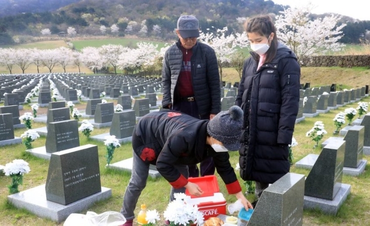 지난해 4월 3일 72주년 4·3 희생자 추념식이 열리는 4·3평화공원 내 행방불명 희생자 묘역에서 윤영준씨가 부인 이화자씨와 함께 4·3 당시 잃어버린 아버지의 표석에서 제를 지내고 있다.