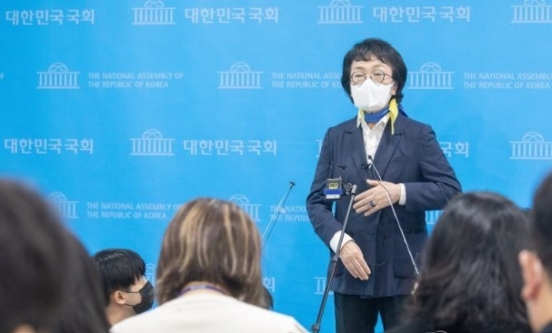 열린민주당 김진애 서울시장 후보가 2일 오전 서울 여의도 국회 소통관에서 서울시장 후보 단일화 관련 기자회견을 마친 뒤 취재진의 질문에 답변하고 있다. 