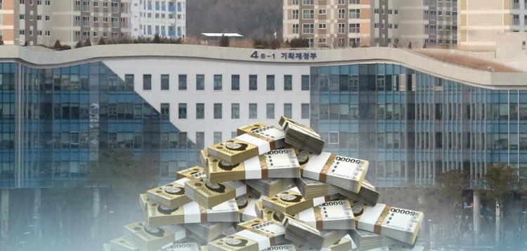  저금리 시대가 지속되고 있는 가운데 나라빚부터 관리해야 한다는 전문가 지적이 제기됐다.