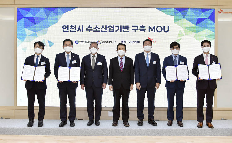 인천시 수소산업기반 구축 MOU 체결 기념사진. (왼쪽부터) 이재현 인천서구청장, 박남춘 인천광역시장, 정의선 현대차그룹 회장, 정세균 국무총리, 최태원 SK그룹 회장, 공영운 현대차 사장, 추형욱 SK E&S 사장[사진=현대자동차그룹