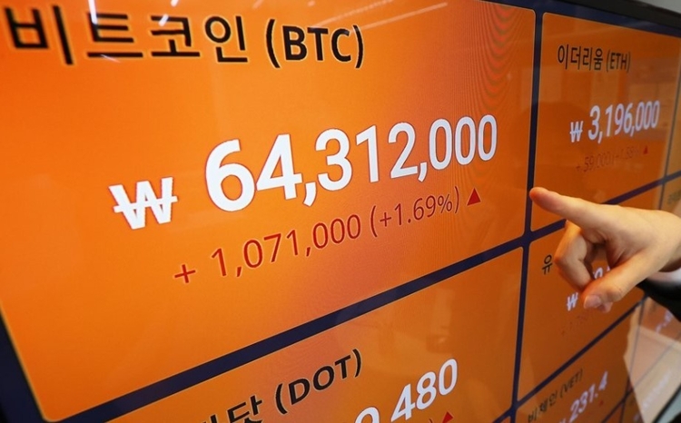 서울 강남구 빗썸 강남센터 시세 전광판에 코인 시세가 표시되어 있다.