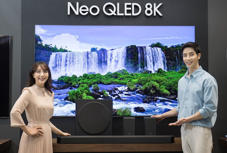 삼성전자 모델이 삼성전자 수원 디지털시티에서 신제품 사운드바 'HW-Q950A'를 소개하고 있다.