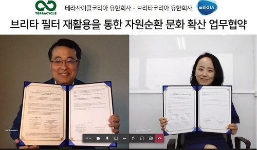 -(왼쪽)테라사이클 아태지역 총괄 에릭 카와바타, (오른쪽)브리타코리아 조선혜 대표(제공-테라사이클)