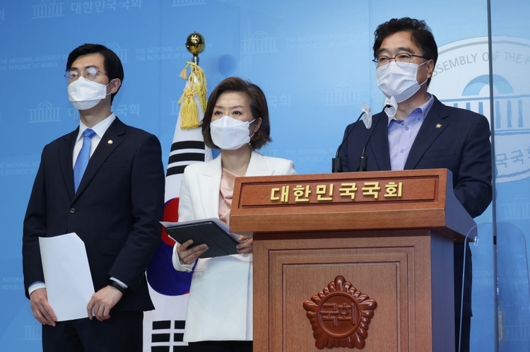 더불어민주당 민생연석회의 소속 우원식, 양이원영, 장경태 의원이 지난 18일 오후 서울 여의도 국회 소통관에서 기자회견을 열고 우정사업본부와 택배노조 우체국 본부가 택배 과로사 대책 사회적 합의 이행에 최종 합의했다고 발표하고 있다.