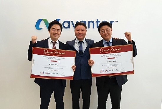 BMK 2021 2개 부문 최우수 기업 수상에 기뻐하는 아반토 이상규 한국·일본 대표 (사진 가운데), 이진영 차장 (좌측), 황원현 수석 연구원 (우측)