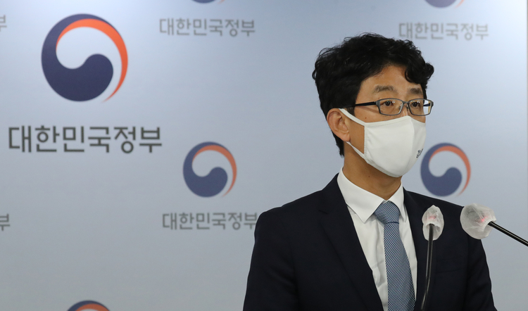 <strong>권익위, 공직자 직무 관련 투기행위 신고 운영결과 발표</strong><br>
안성욱 국민권익위원회 부위원장이 28일 정부서울청사에서 공직자 직무 관련 투기행위 집중신고 기간 운영결과를 발표하고 있다.