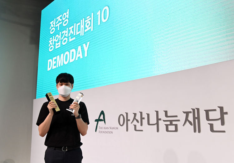 제10회 정주영 창업경진대회에서 기업용 채용 관리 솔루션 '그리팅'을 개발한 스타트업 '두들린'이 대상을 수상했다. 