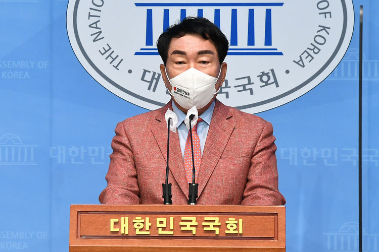 30일 국회 소통관 기자회견서 발언중인 국민의힘 대권주자 안상주 전 인천시장 [사진=연합뉴스[