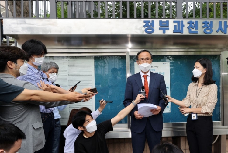 조희연 서울시교육감의 변호인인 이재화 변호사가 지난달 31일 오전 경기 정부과천청사 앞에서 조 서울시교육감의 공소심의위원회 재소집 요청 신청 기자회견을 하고 있다.