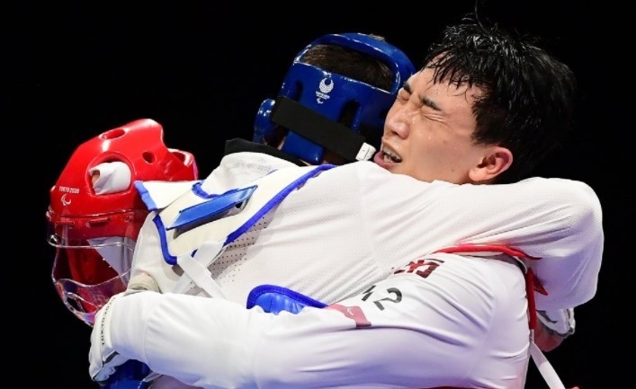  3일 일본 지바현 마쿠하리 메세홀 B에서 열린 도쿄 패럴림픽 남자 태권도 75kg급(스포츠등급 K44) 동메달 결정전에서 대한민국 주정훈이 러시아패럴림픽위원회 이살디비로프를 꺾고 동메달을 차지했다. 주정훈이 이살디비로프와 포옹하며 감격스러워하고 있다.