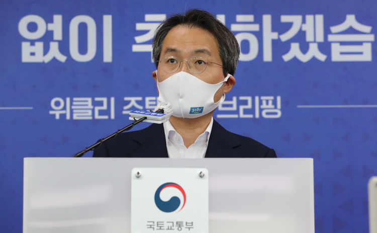 김영한 국토교통부 주택정책관이 도시형생활주택·오피스텔 규제 개선 및 자금·세제 지원 강화 내용이 담긴 '도심 주택공급 확대 및 아파트 공급속도 제고방안'을 발표했다.