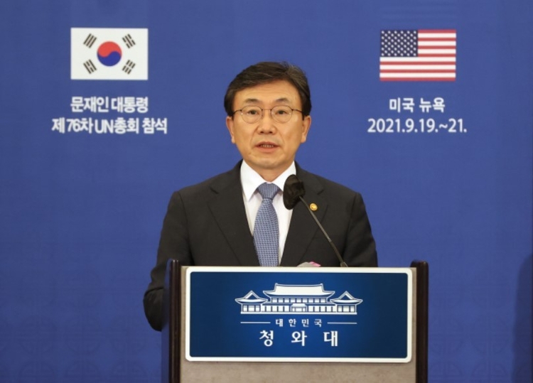 권덕철 보건복지부 장관이 21일(현지시각) 미국 뉴욕 한 호텔에서 한미 백신 협력 협약 체결과 관련해 브리핑하고 있다.