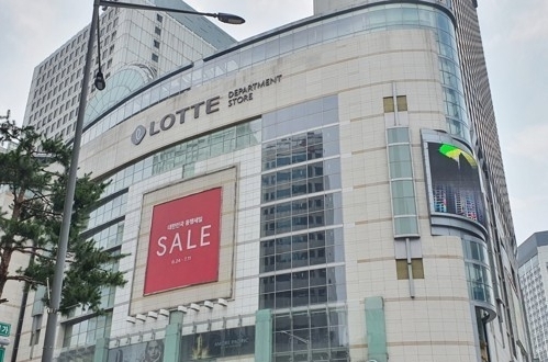 롯데백화점이 창사 42년 만에 처음으로 희망퇴직 접수를 실시한다. 