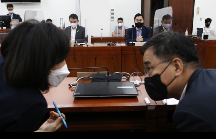 지난 23일 오후 국회에서 열린 언론중재법 여야 협의체 9차 회의에서 더불어민주당 김종민 의원이 모두발언을 하는 동안 국민의힘 전주혜(왼쪽), 최형두 의원이 마주보며 대화를 나누고 있다.