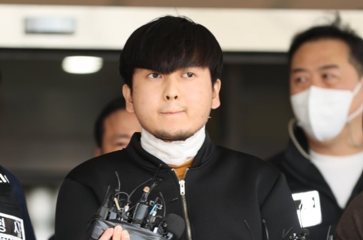 서울 노원구 아파트에서 '세 모녀'를 살해한 혐의를 받는 김태현이 지난 4월 9일 오전 검찰로 송치되기 위해 서울 도봉경찰서에서 나오고 있다. 