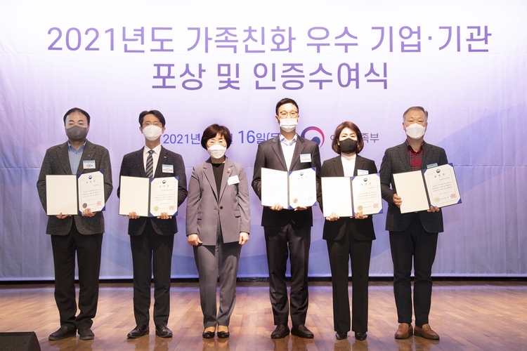 대홍기획, 여성가족부 가족친화 우수기업 장관 표창_2(좌측에서 첫 번째 대홍기획 이창우 상무)