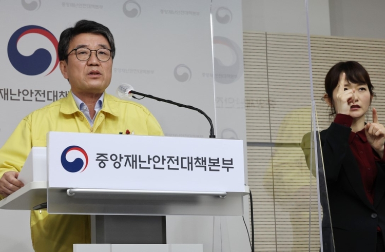 류근혁 보건복지부 2차관이 12일 오전 세종시 정부세종청사에서 열린 신종 코로나바이러스 감염증(코로나19) 대응 정례브리핑에서 코로나19 먹는 치료제인 화이자사의 '팍스로비드' 도입과 관련한 상세 내용을 설명하고 있다.