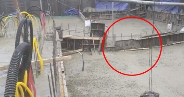 13일 광주 서구 현대산업개발 아이파크 공사 현장 관계자는 지난 11일 붕괴사고 10여분전 현장의 공사 상황이 찍힌 영상을 공개했다. 영상에서 콘크리트 타설 작업 중 거푸집이 '두둑'하는 소리를 내고 들리는 장면(붉은색 원) 등이 찍혀 있다. 