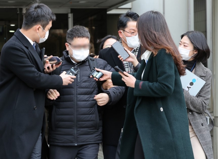 대장동 개발 로비·특혜 의혹 사건 첫 정식 공판이 시작된 지난 10일 서울 서초구 서울중앙지법에서 정영학 회계사가 법정을 나서며 취재진의 질문을 받고 있다.