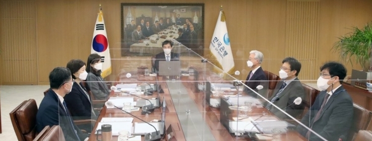 이주열 한국은행 총재가 지난달 14일 오전 서울 중구 한국은행에서 열린 금융통화위원회 본회의를 주재하고 있다