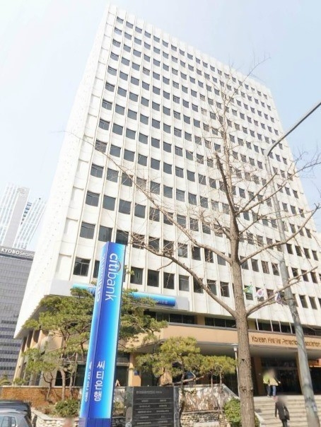 지난 2월 11일 임기만료된 이윤배 이사장의 후임 인선작업에 착수한 화재보험협회. 화보협회는 지난 9일 이사장후보추천위원회 첫 회의를 열고 후보추천위원장에 김정남 DB손해보험 대표이사를 선정했다.
